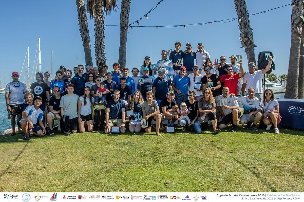 Foto de familia de la entrega de trofeos.