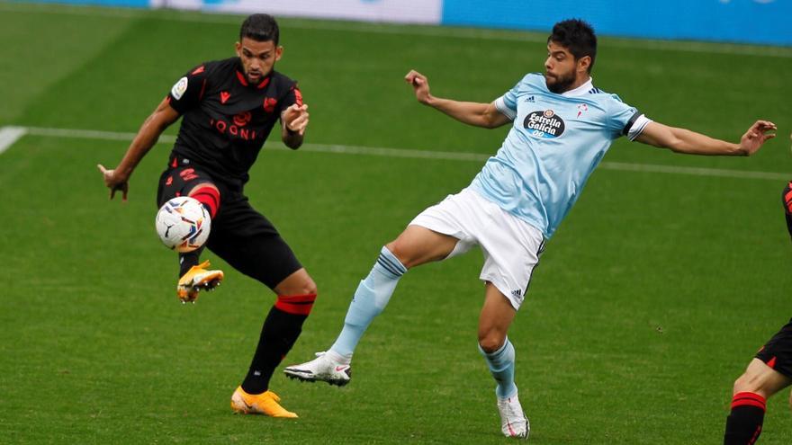 Néstor Araújo obstaculiza a Willian José en el Celta - Real Sociedad