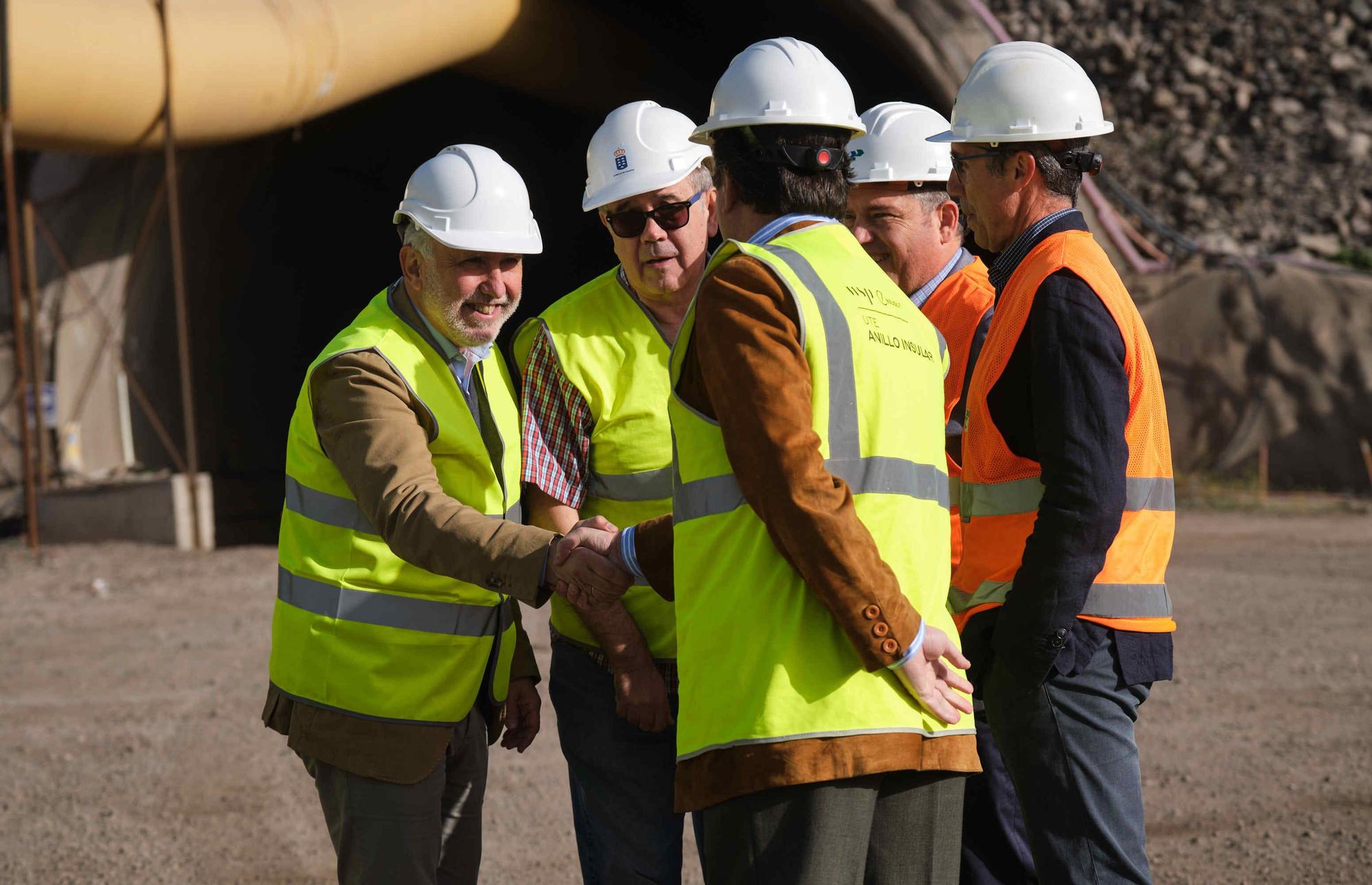 El presidente de Canarias visita las obras del cierre del anillo insular en Santiago del Teide.