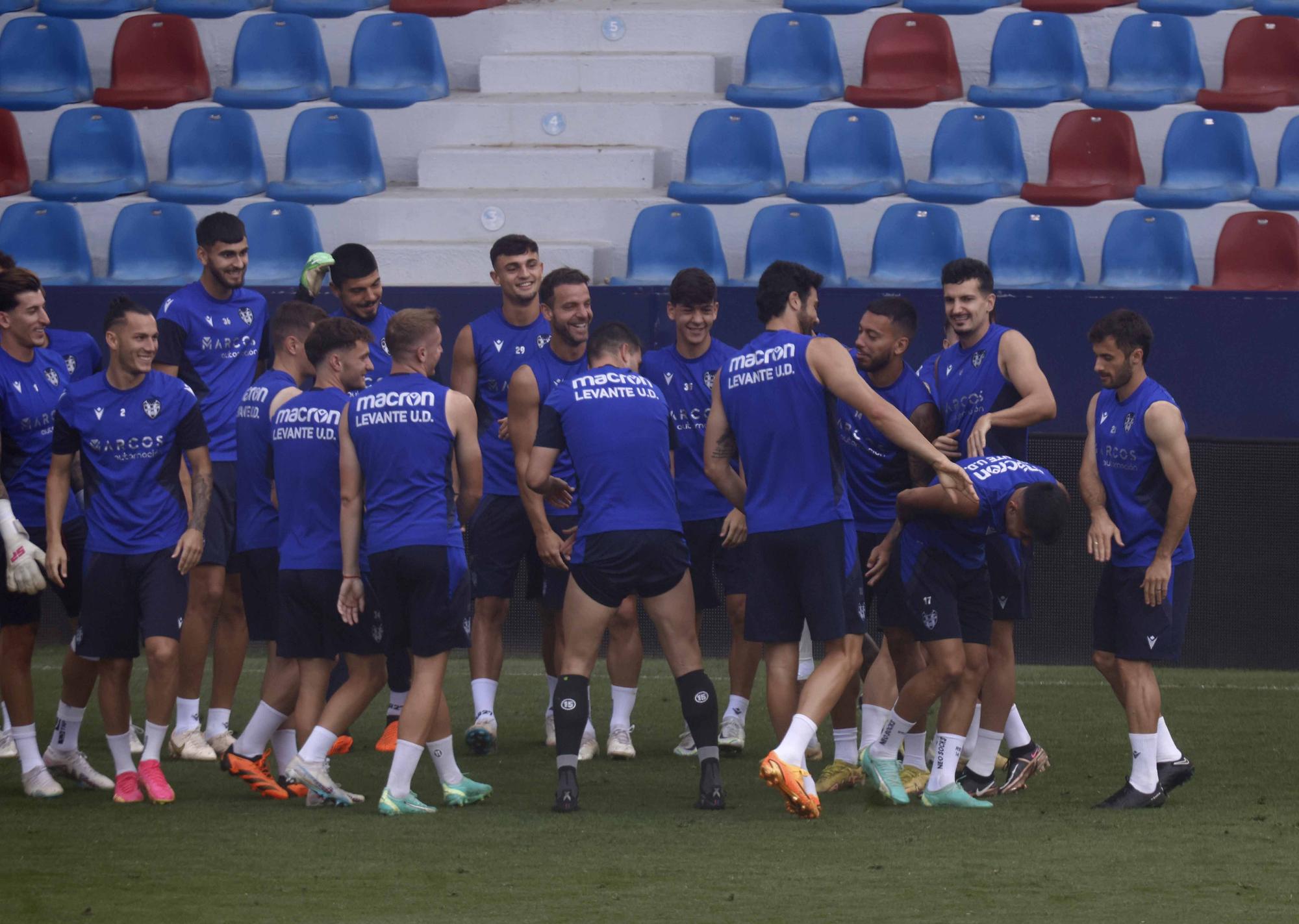 Entrenamiento previo por el ascenso del Levante UD