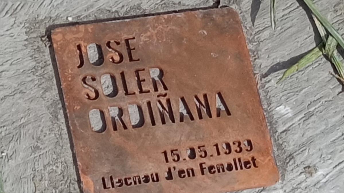 La placa en el monument que recorda a Jose Soler Ordiñana