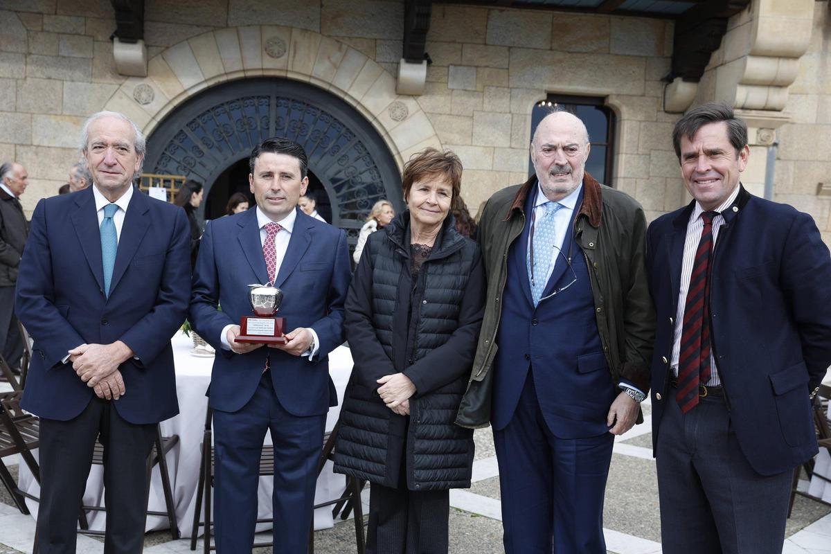 La peña taurina Dávila Miura entrega su premio al mejor toro de la feria de Gijón (en imágenes)