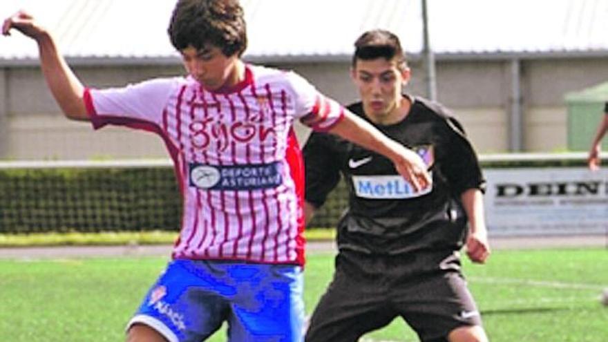 Manu García controla el balón en un partido ante el Atlético de Madrid.