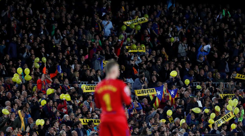 Globus grocs al Camp Nou.