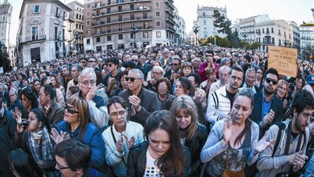 Manifestantes concentrados en la plaza de la Virgen de Valencia, ayer.