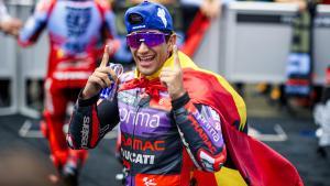 El madrileño Jorge Martín (Ducati) celebra, eufórico, su victoria de hoy en el GP de Francia.