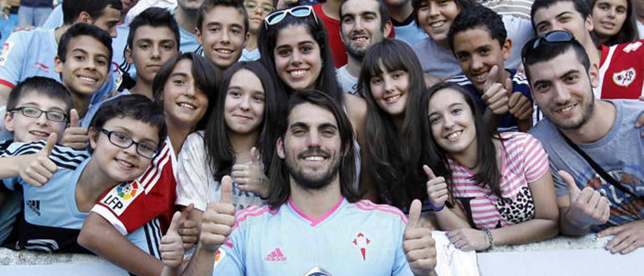 Joaquín Larrivey posa junto a un grupo de aficionados // R. Grobas