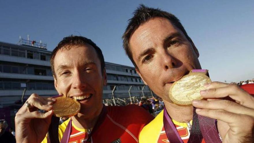Christian Venge y David Llauradó celebran la medalla de oro que lograron ayer. / mikael helsing / efe