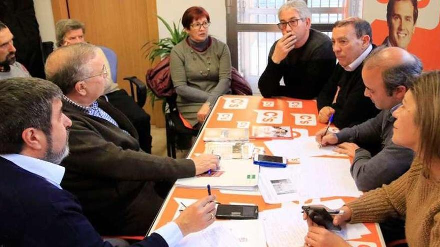 Representantes de Ciudadanos y de la Plataforma por la Sanidad durante la reunión.