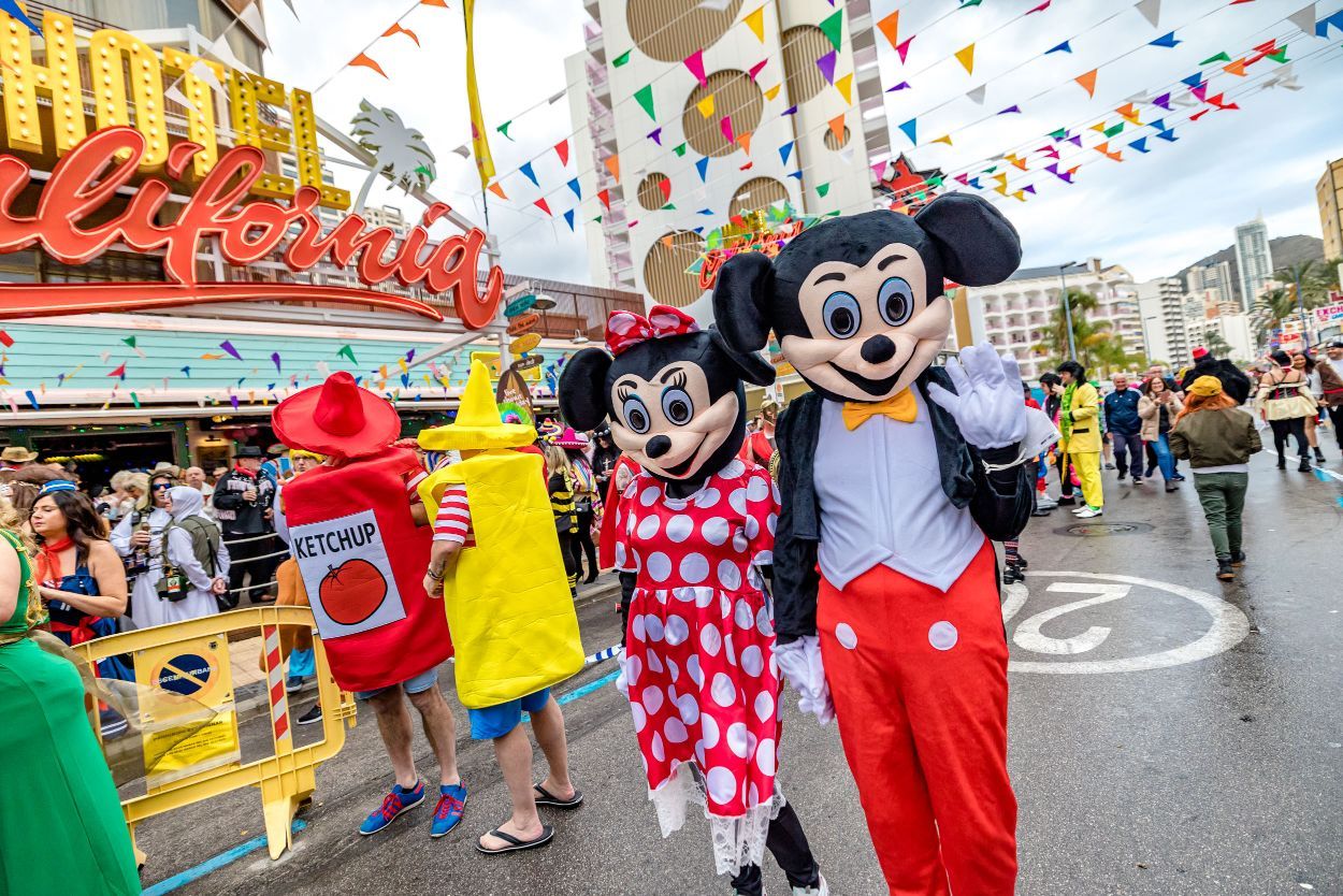 Los británicos desafían a la lluvia y celebran su "Fancy Dress Party" en Benidorm