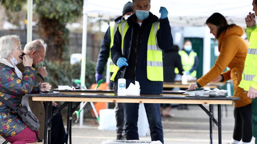 Un sanitari supervisa el procés de tests Covid-19 a Ealing, al Regne Unit