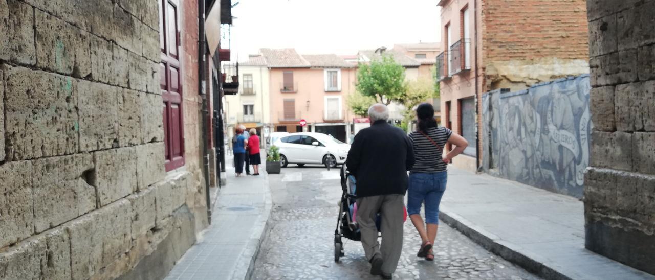 UN ABUELO LLEVANDO UN CARRITO DE BEBE