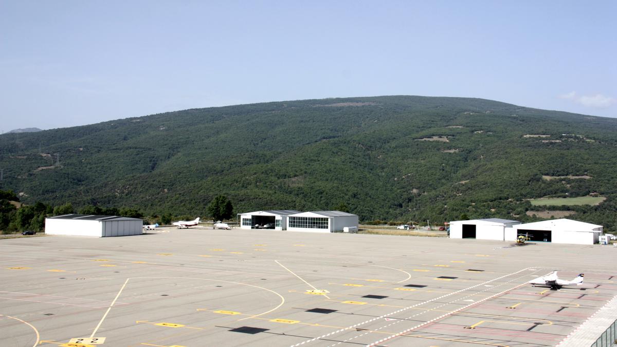 La zona d&#039;aparcament dels avions i dels hangars de l&#039;aeroport d&#039;Andorra - la Seu d&#039;Urgell vista des de la torre de control