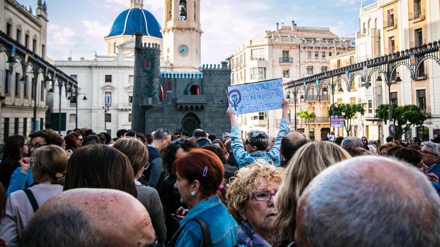 Cientos de personas mostrando su rechazo a la sentencia de «La Manada» en la plaza de España de Alcoy.