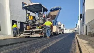 Canarias convierte los neumáticos usados en materia prima para construir sus carreteras