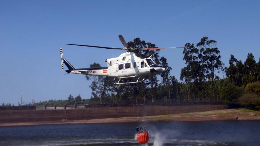 Medio Rural sacará un contrato temporal para disponer en verano de helicópteros contra incendios
