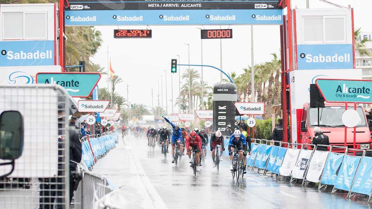 Démare venció al esprint en Alicante