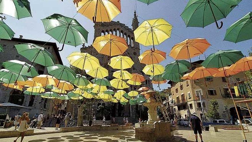 Regenschirm-Kunst in Sóller soll im Sommer Schatten spenden - Mallorca  Zeitung
