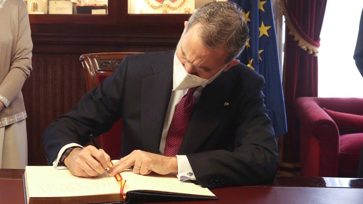 Felipe VI firma en el libro de visitas del Consejo de Estado, el pasado 28 de abril. 