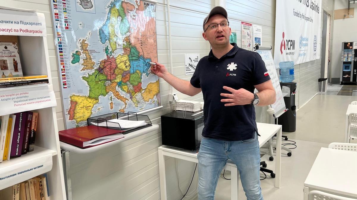 Adam Szyszka, paramédico, ilustra en el mapa el proceso de evacuación de pacientes ucranianos.
