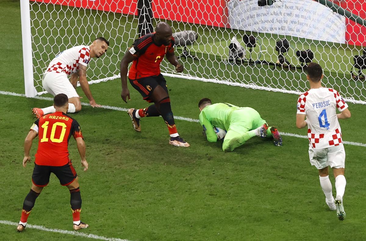 Doha (Qatar), 01/12/2022.- Goalkeeper Dominik Livakovic (CR) of Croatia saves the ball next to Romelu Lukaku (CL) of Belgium during the FIFA World Cup 2022 group F soccer match between Croatia and Belgium at Ahmad bin Ali Stadium in Doha, Qatar, 01 December 2022. (Mundial de Fútbol, Bélgica, Croacia, Roma, Catar) EFE/EPA/Rolex dela Pena