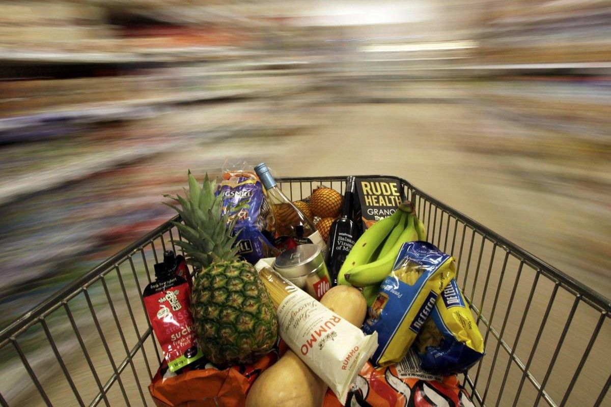 A shopping trolley is pushed around a supermarket in London, Britain May 19, 2015. Britain’s annual rate of consumer price inflation fell below zero for the first time in more than half a century, official figures showed on Tuesday, though Bank of England Governor Mark Carney said the dip was likely to be brief. REUTERS/Stefan Wermuth