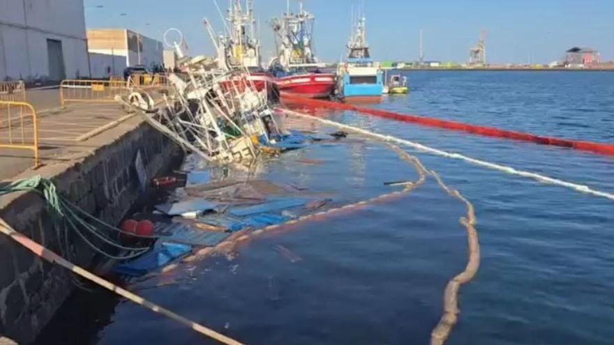 El atunero 'Monte Arballu' sigue hundido en Puerto Naos y el vertido permanece controlado en Arrecife