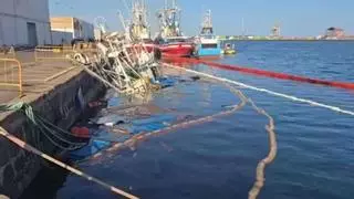El atunero 'Monte Arballu' sigue hundido en Puerto Naos y el vertido permanece controlado en Arrecife