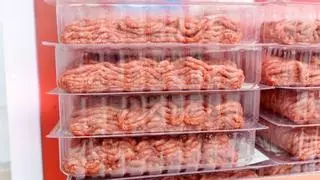 Qué significa la almohadilla de las bandejas de carne del supermercado y para qué sirve realmente