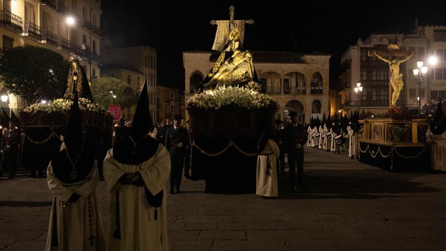 La procesión de Nuestra Madre de las Angustias suspende su recorrido: así ha sido el acto en el interior