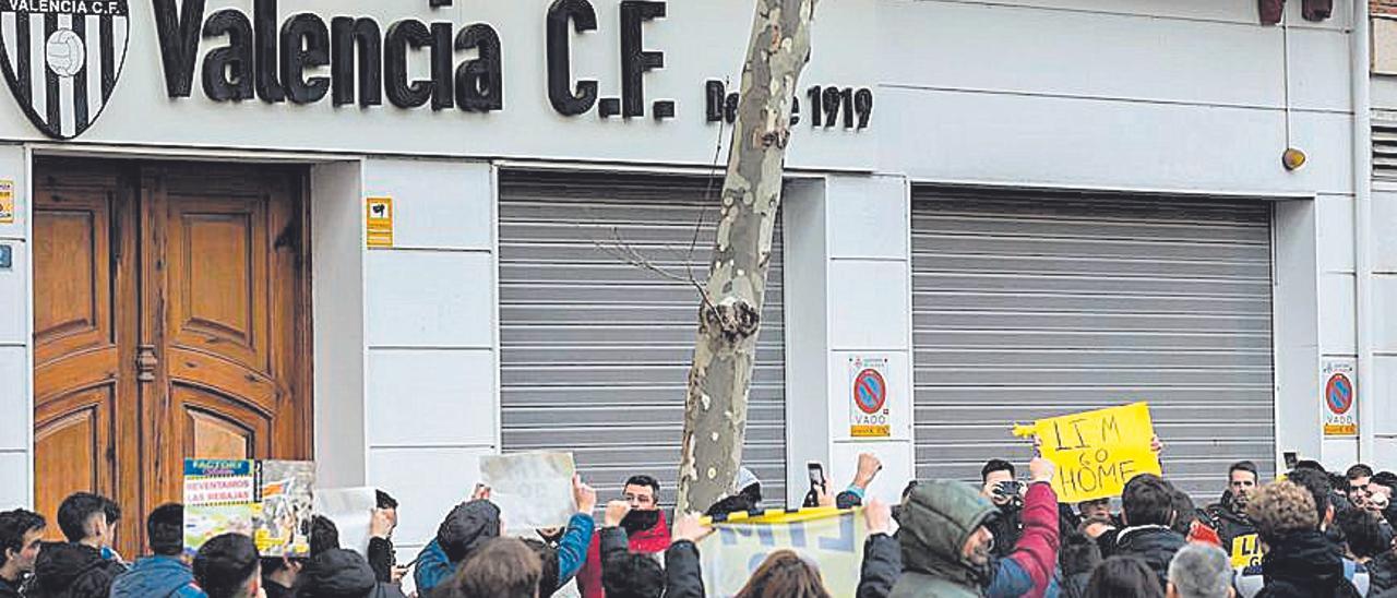 Protesta contra Meriton y Peter Lim ante las oficinas del Valencia CF tras la destitucion de Gatusso