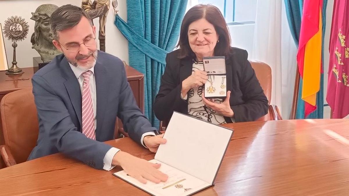 El alto funcionario de la OTAN, Andrés Muñoz, entrega el reconocimiento a la presidenta de la UCAM, María Dolores García Mascarell.