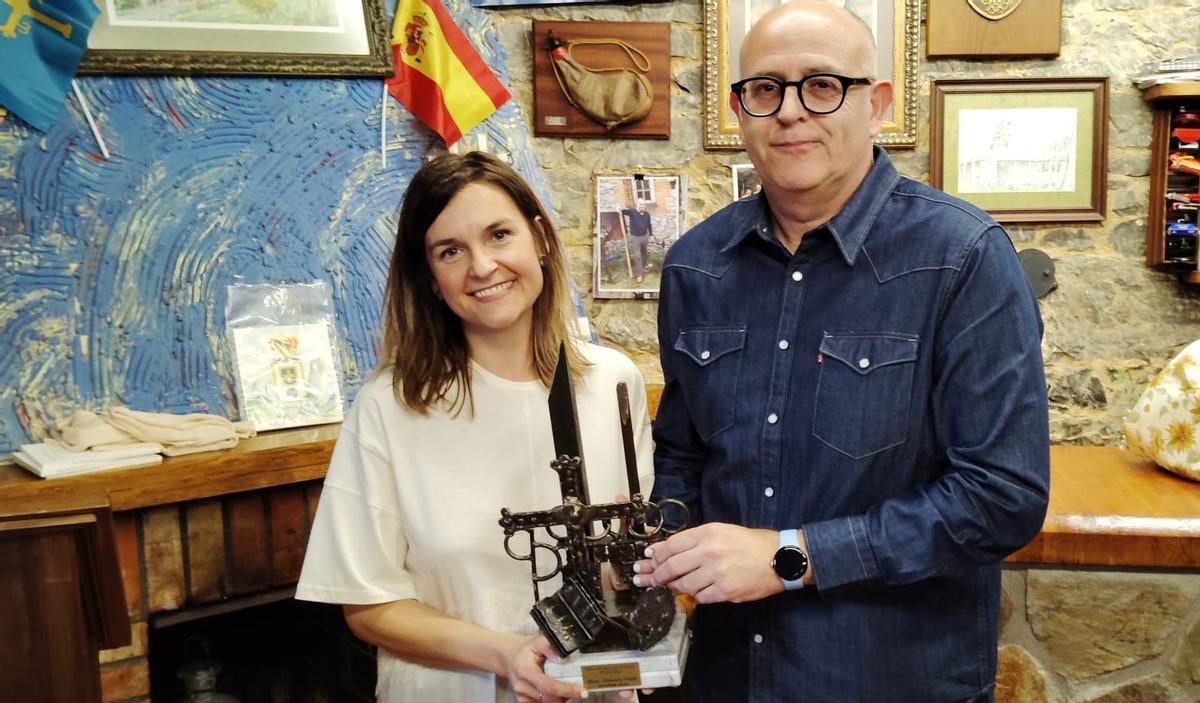 Marcos García, presidente de la peña Ponteo, entrega el galardón a Laura Fernández Valdés.
