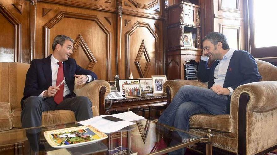 José Manuel García y Xulio Ferreiro, en un encuentro de este año en el Palacio Municipal.