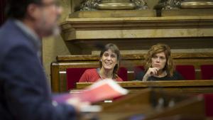 Nuet habla en el Parlament ante la mirada de Albiach y Alamany (derecha).