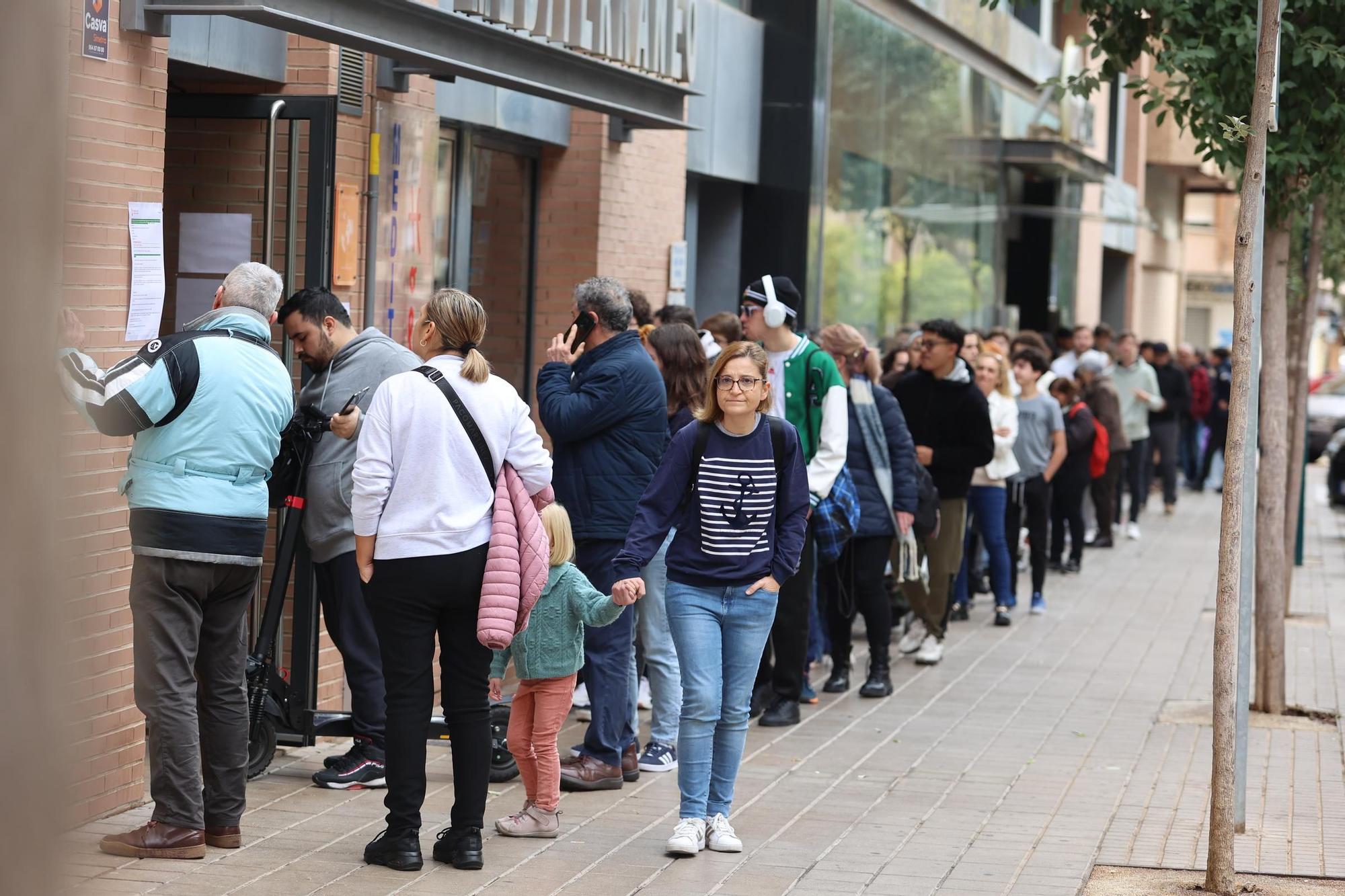 Colas por la supresión de la gratuidad de la tarjeta joven del bus