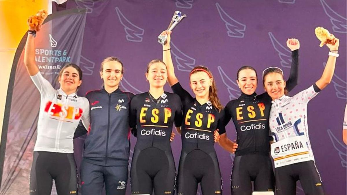 Alejandra Neira, a la izquierda, celebra junto a sus compañeras de la selección española.