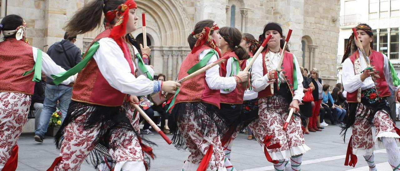 Danza del paloteo de Tábara, representada en Zamora. | Emilio Fraile