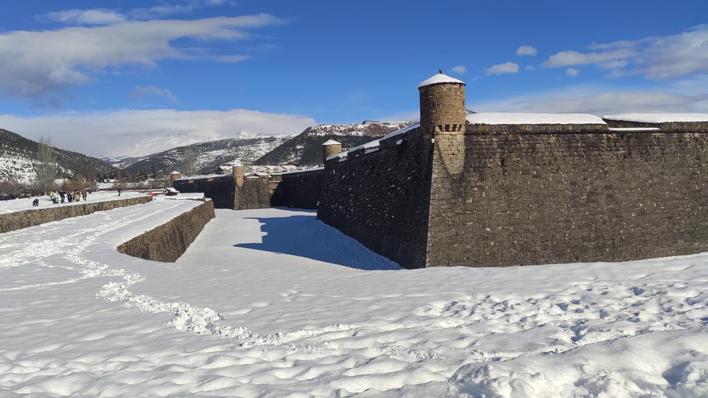 La Ciudadela de Jaca cubierta por un manto blanco.