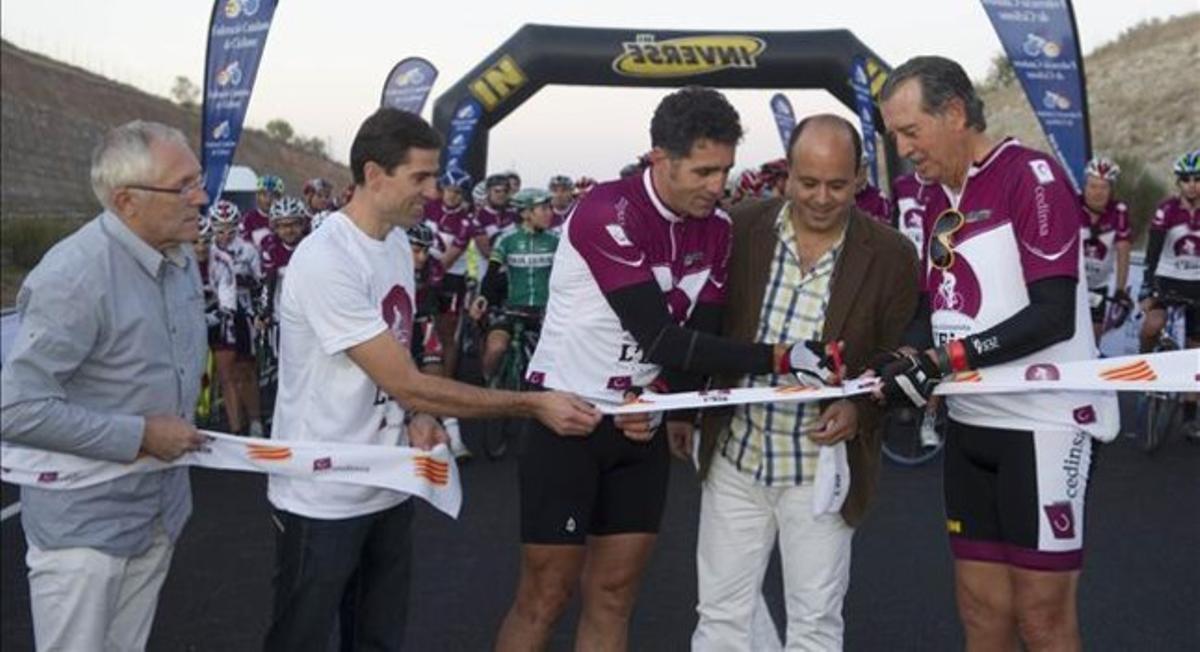 Miguel Induráin talla la cinta inaugural a l’Eix Transversal amb Josep Jufré i Pedro Maqueda, entre altres. Miguel Induráin talla la cinta inaugural a l’Eix Transversal amb Josep Jufré i Pedro Maqueda, entre altres.
