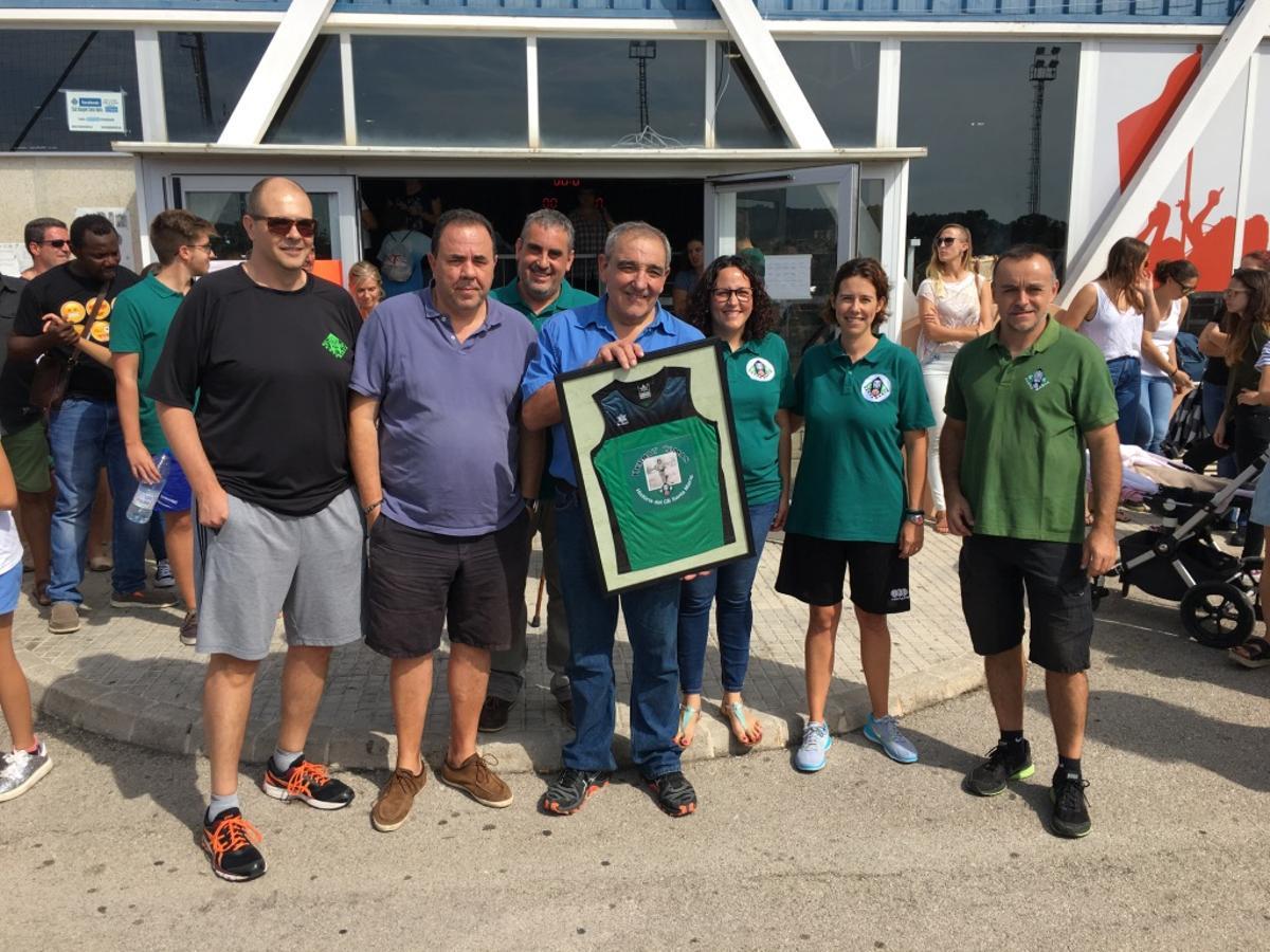 Bernat Comas posa durante el homenaje que le realizó el CB Santa María en 2018.
