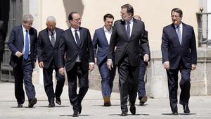 Mariano Rajoy y los otros seis dirigentes de los países del sur de la UE se dirigen a la foto de familia, en los jardines del Palacio del Pardo de Madrid.