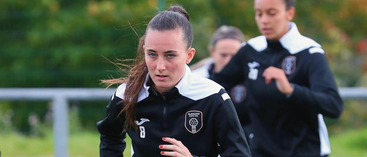 Bea Prades, en un entrenamiento con el Glasgow City.