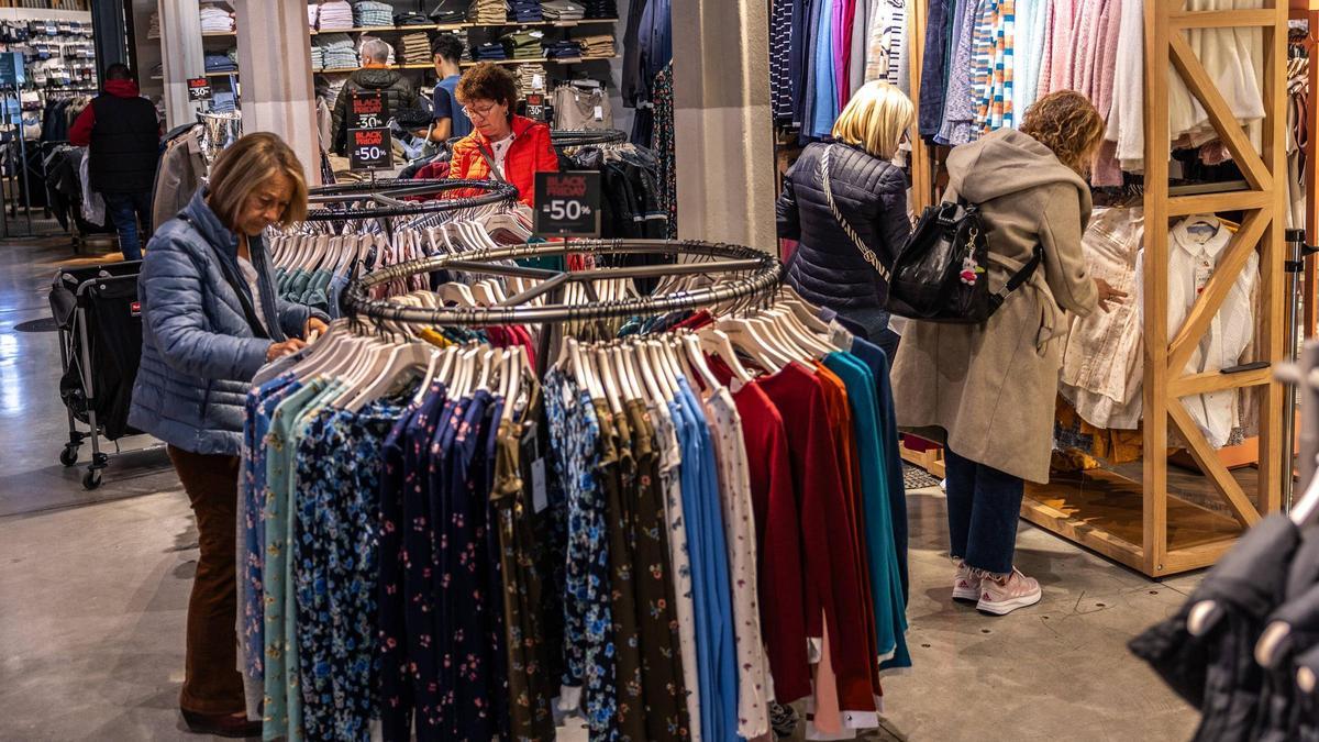 Compradores en una tienda abierta del centro de Barcelona, este noviembre.