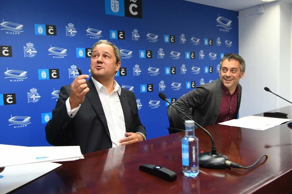 Xulio Ferreiro, alcalde de A Coruña, y Tino Fernández, presidente del Deportivo, escenificaron esta mañana en Riazor la firma de la ampliación del convenio suscrito por ambas entidades en el año 2000.