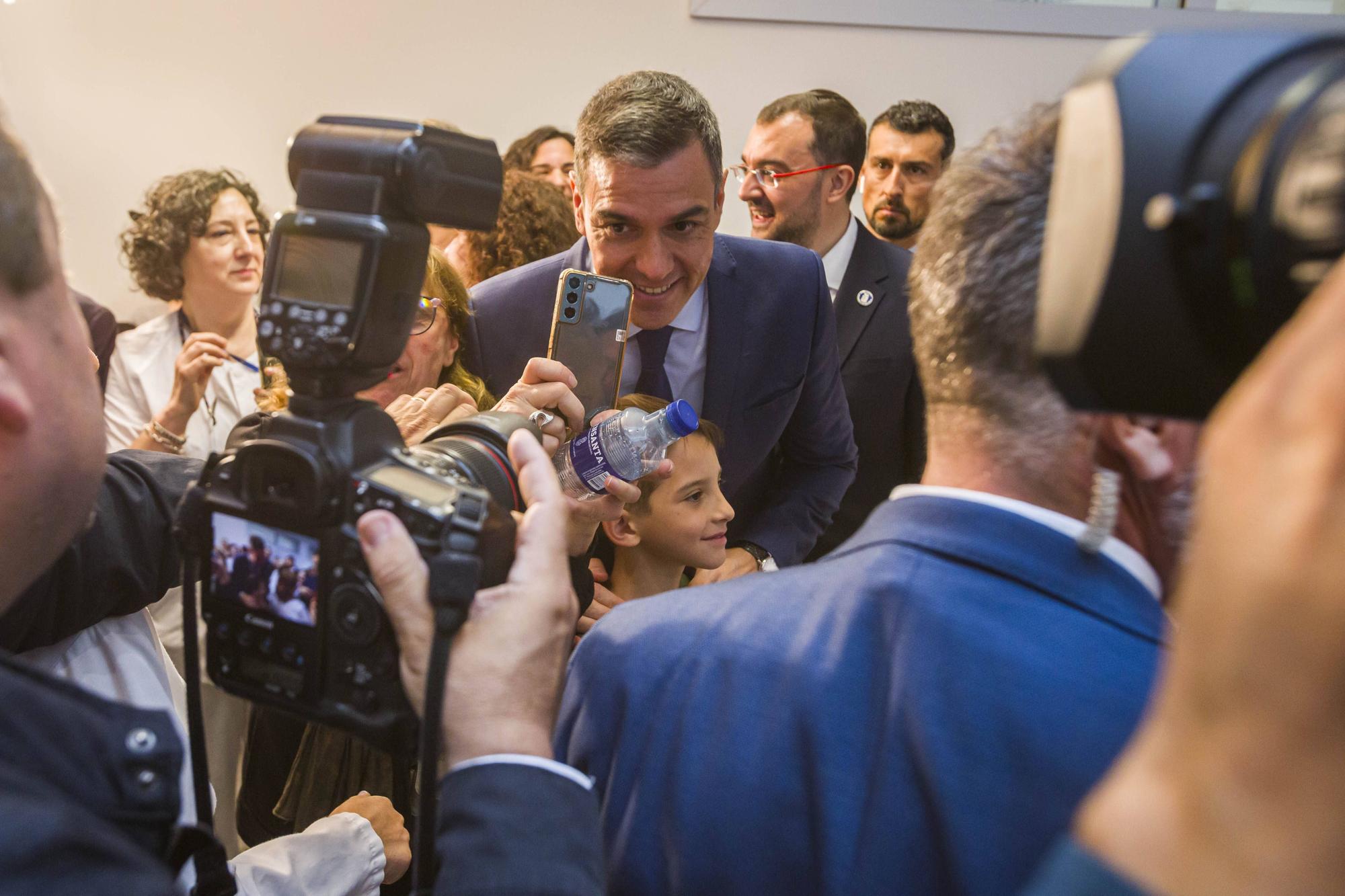 Visita de Pedro Sánchez al Hospital Universitario Central de Asturias (HUCA) en Oviedo