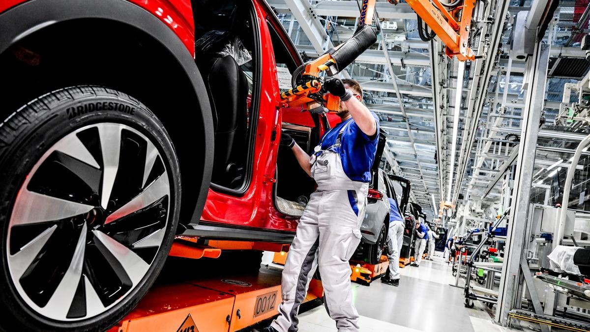 Imatge d'arxiu de treballadors en una fàbrica de cotxes a Zwickau (Alemanya)