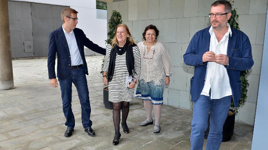 De izquierda a derecha, Oswaldo Guerra, Isabel Pascua, Carmen Márquez y Gonzalo Ubani, ayer en el Cuyás.