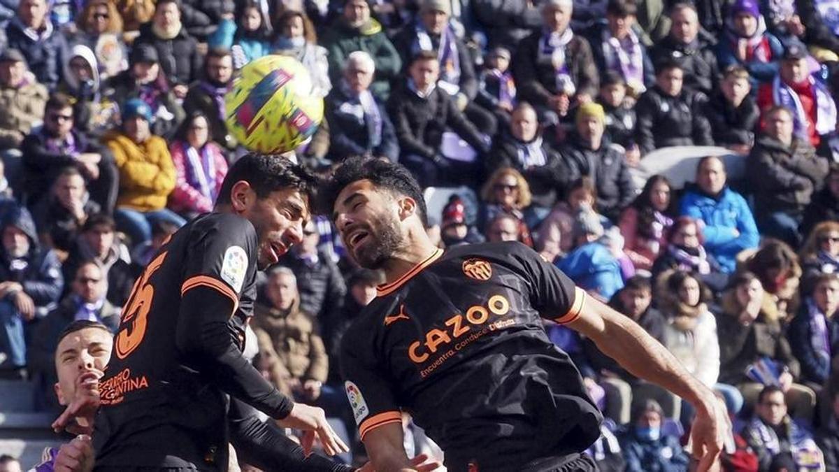 Cömert y Cenk intentan despejar un balón en el Valladolid - Valenica.