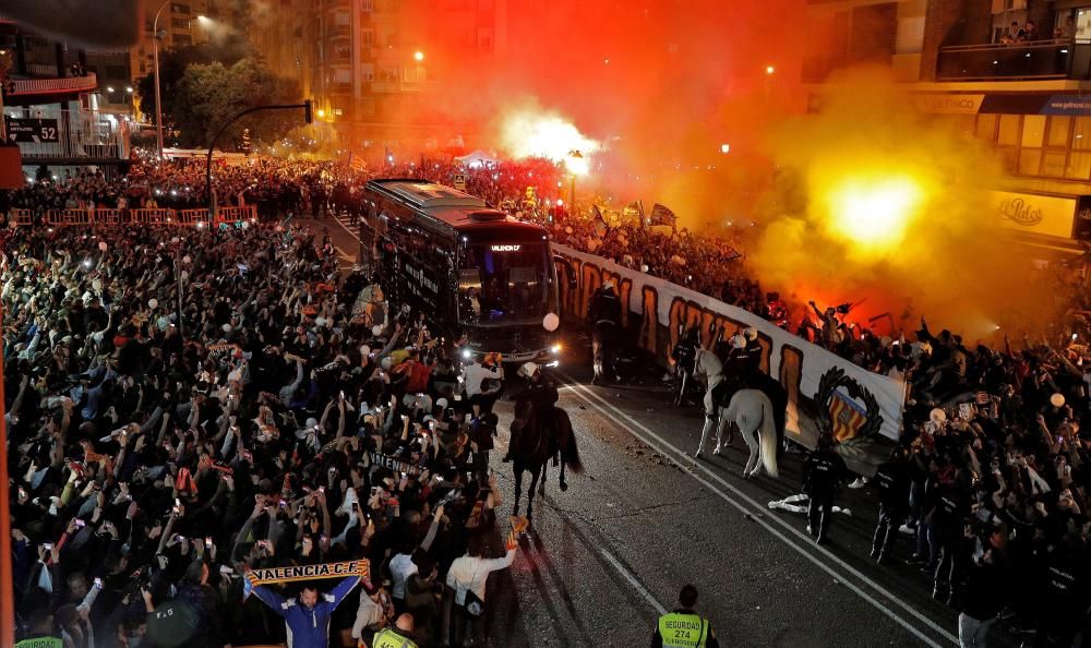 Miles de aficionados valencianistas reciben al equipo en Mestalla